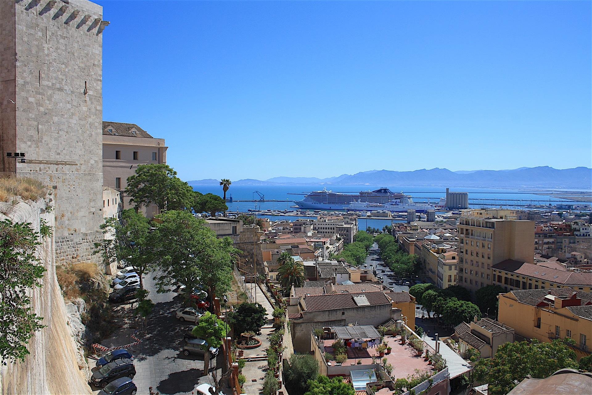 Panorama di Cagliari dall'alto con vista sul porto e sul centro storico